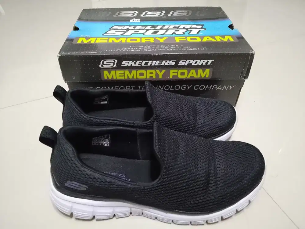 Sepatu Skechers hitam No.44