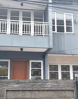Rumah 2lt design minimalis modern 8x21 168m Lokasi strategis Cipinang
