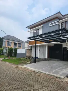 Rumah Sudah Renovasi Siap Huni Ada Kolam Renang Di Discovery