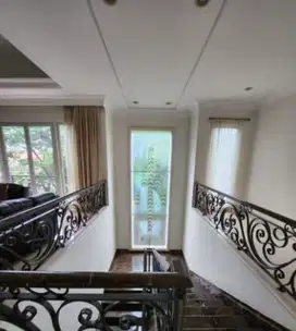 Rumah Cantik Style Classic di GRAHA FAMILY, Siap Huni Harga Miring