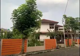 Disewakan Rumah hoek 2 lt di Villa Kelapa 2 Kebon Jeruk Jakbar ada 5 k