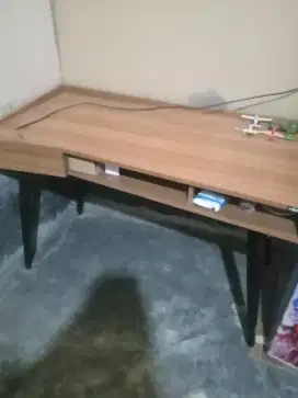 2 Meja Kerja Kondisi Bagus
