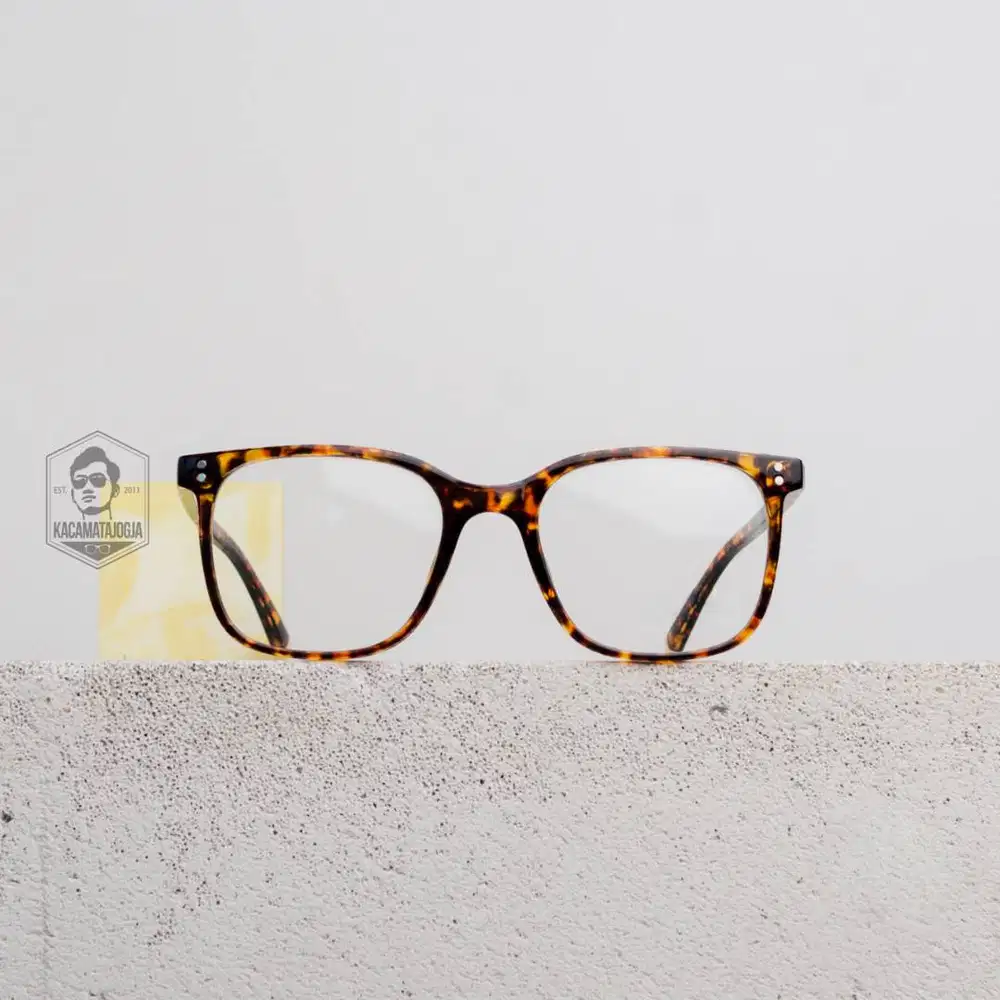 Kacamata Jogja - Kacamata Kotak Lebar dan Tebal - Sanskara 03