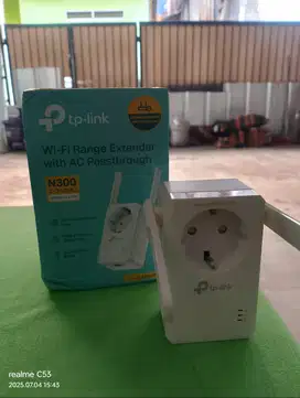 Wifi Range Extender with AC Pass through