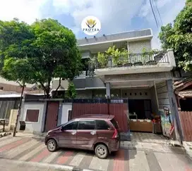 RUMAH MEWAH 3 LANTAI SEMI FURNISHED STRATEGIS DI PINGGIR JALAN DI BSD