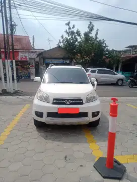 Dijual mobil terios manual tahun 2012 putih kondisi top