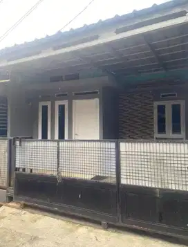 Di kontrakan rumah di dalam komplek