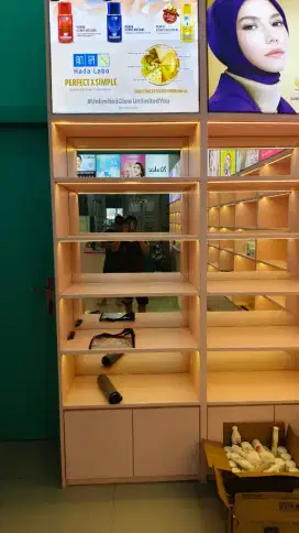 Dijual Rak Kosmetik beserta Meja Cashier