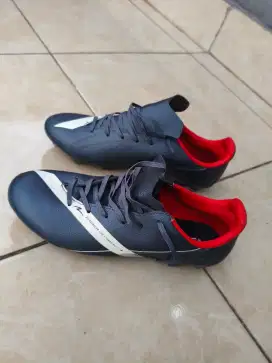 Sepatu bola Specs baru