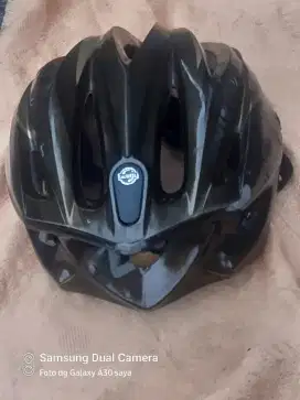 Helm sepeda locWELL united masih layak pakai