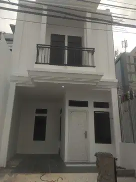 Rumah Mewah 2 Lt Dekat Universitas Mitra Bangsa Tanjung Barat Jaksel