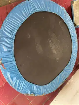 Trampolin Besar 1 kaki patah