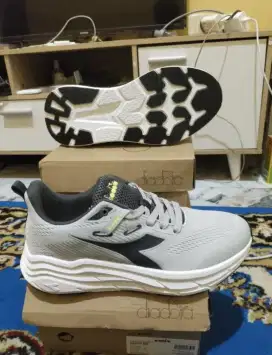 Sepatu putih diadora run size 41