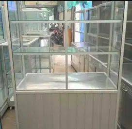 Etalase kaca makanan