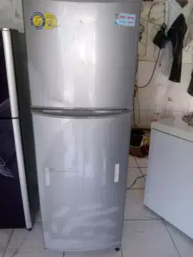 Dijual cepat kulkas 2 pintu