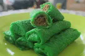 Menerima pesanan kue basah dan gorengam