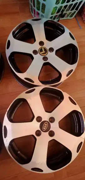 Velg Kia Rio R16 original bawaan mobil