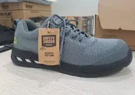 Sepatu safety baru komplit sama box ready size 40,42,43