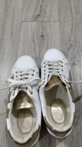 Dijual sepatu Michael kors original 100persen.
