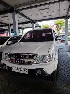 Isuzu Panther Grand Touring 2018 low km putih favorite
