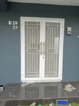 Pintu besi minimalis modern