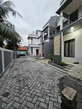Rumah 2 Lantai Jakarta Nempel Jalan Raya
