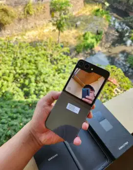 Samsung Galaxy Z Flip 5 8/256 GB 5G Kondisi Mulus Istimewa
