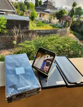 Samsung Galaxy Z Flip 5 256 GB 5G Kondisi Mulus Istimewa