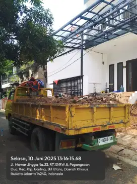 Urugan material puing dan buang sampah