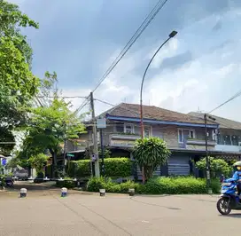 Rumah Hook di Pinggir Jalan Raya Bintaro Jaya Jakarta Selatan