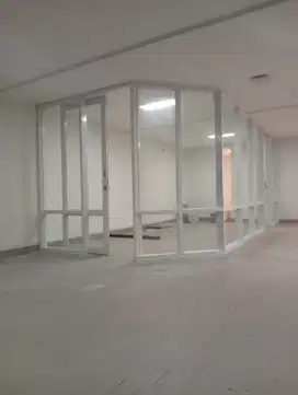 Sekat ruang aluminium kaca dan gipsum. Harga terjangkau