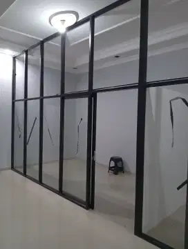 Sekat kantor aluminium kaca dan gipsum.Ruangan kantor