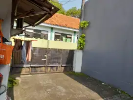 RUMAH LOKASI MENARIK ( BISA BUAT KOST ATAU USAHA )