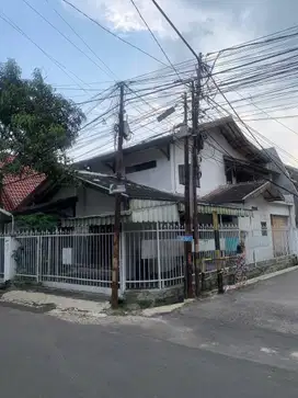 rumah di pusat kota posisi hook jalan lebar harga masih bisa nego