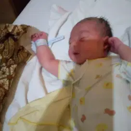 Pijat Bayi oleh bidan Wati