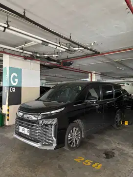 Toyota Voxy 2023 Bensin