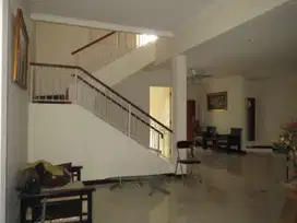 RUMAH 2.5 lantai  di LEGENDA WISATA, Rapih dan Siap Huni