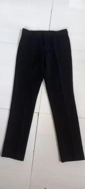 Di jual celana panjang warna hitam ukuran 28