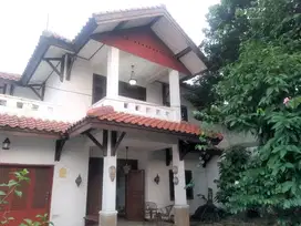 Rumah Besar Terawat Mewah di Jalan Pahlawan Kebon Jeruk