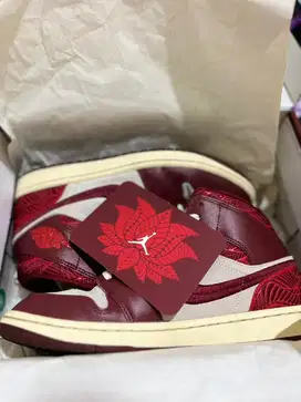 AIR JORDAN 1 MID SE TEAM RED