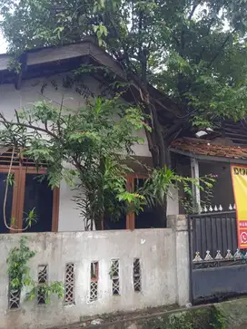Dijual rumah hitung tanah lt.105m2 di Perumahan Pondok Pucung  TangSel