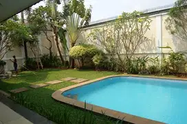 Hunian Eksklusif di Kemang Timur dengan Kolam Renang dan Veranda