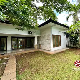 KEMANG DALAM, RUMAH DENGAN HALAMAN LUAS DAN KOLAM RENANG DI DALAMNYA