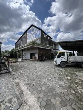 Jual Rumah Mewah Bulatan Tanah Luas Lengkap dengan Kantor