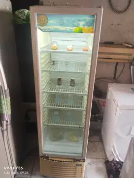 Di jual cepat showcase 5 rak plus antar