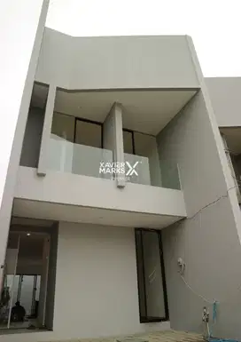 Rumah Eksklusif di Dian Istana Wiyung Surabaya