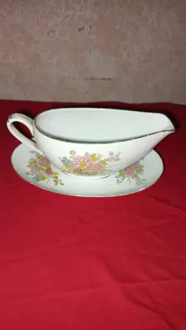 Tempat sauce bentuk seperti perahu (gravy boat)