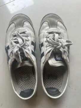 Preloved Sepatu Onitsuka size 37