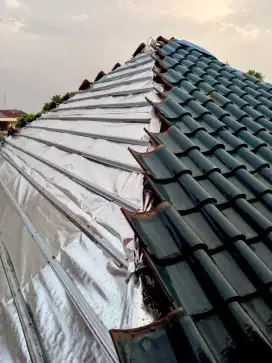 Renovasi atap Bongkar pasang