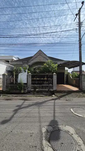 Jual rumah tua / tanah daerah Medan Area, jalan Puri, lokasi aman